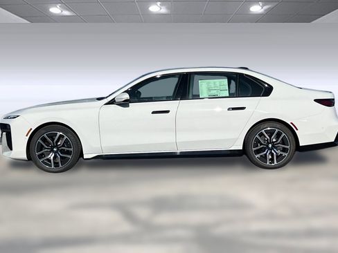 New 2025 BMW 740i image 2