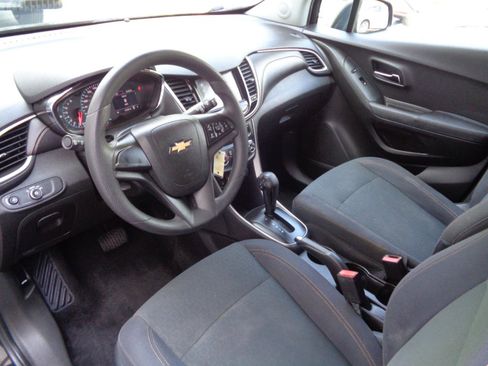 Used 2018 Chevrolet Trax LS FWD image 2