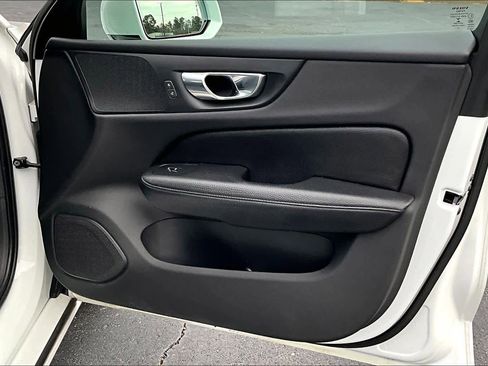 Used 2020 Volvo V60 T5 Momentum image 23