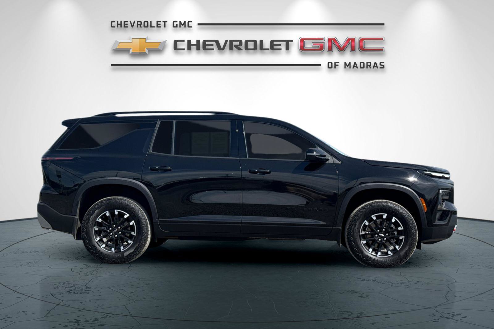 Used 2025 Chevrolet Traverse Z71 AWD/4WD image 2