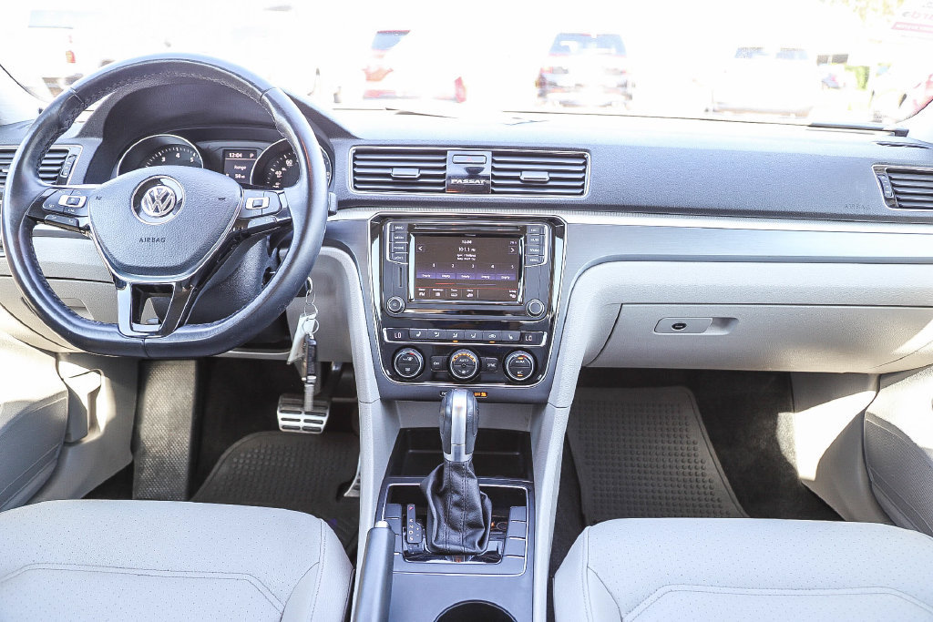 Used 2018 Volkswagen Passat 2.0T R-Line FWD image 26