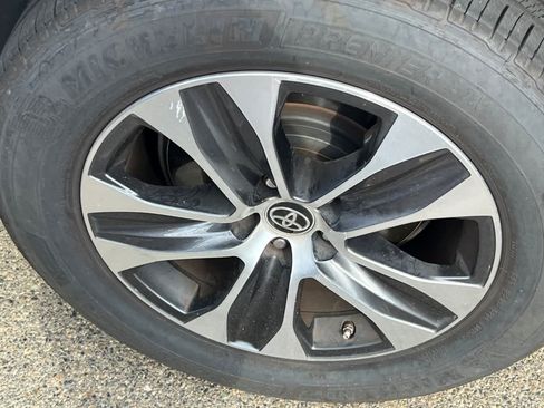 Used 2021 Toyota Highlander XLE AWD/4WD image 22