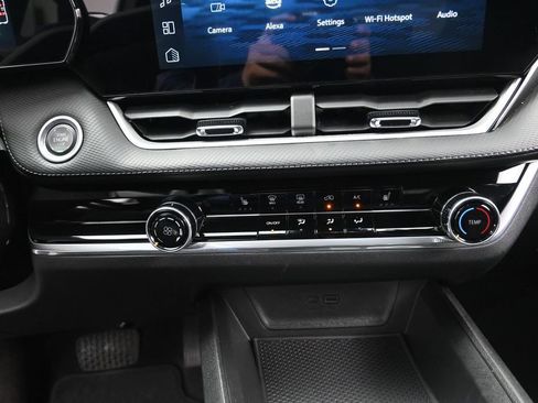 Used 2025 Chevrolet Equinox LT w/ Safety and Technology Package FWD image 14