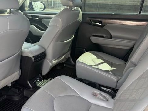 Certified 2021 Toyota Highlander Platinum AWD/4WD image 35