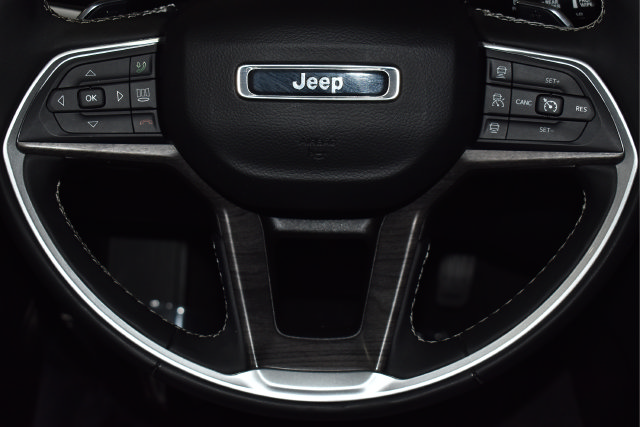 Used 2023 Jeep Grand Cherokee Limited w/ Black Appearance Package AWD/4WD image 26