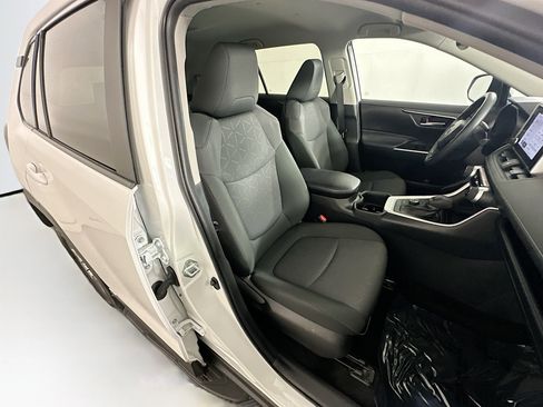 Used 2024 Toyota RAV4 XLE AWD/4WD image 28