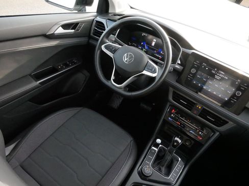 Used 2025 Volkswagen Taos SE image 9