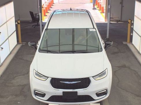 Used 2024 Chrysler Pacifica Touring-L FWD image 2