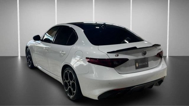 Used 2023 Alfa Romeo Giulia Veloce RWD image 3