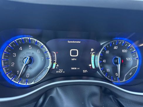 Used 2024 Chrysler Pacifica Touring-L FWD image 2