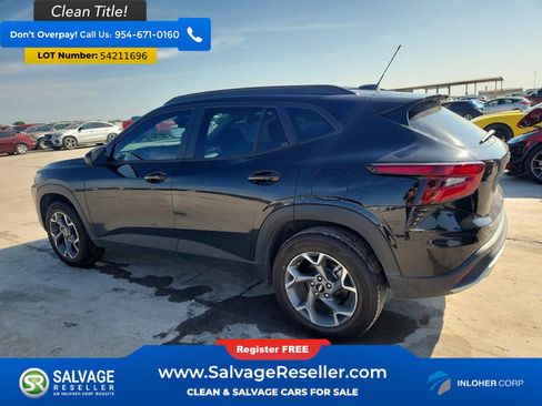 Used 2025 Chevrolet Trax LT w/ Sunroof Package FWD image 3