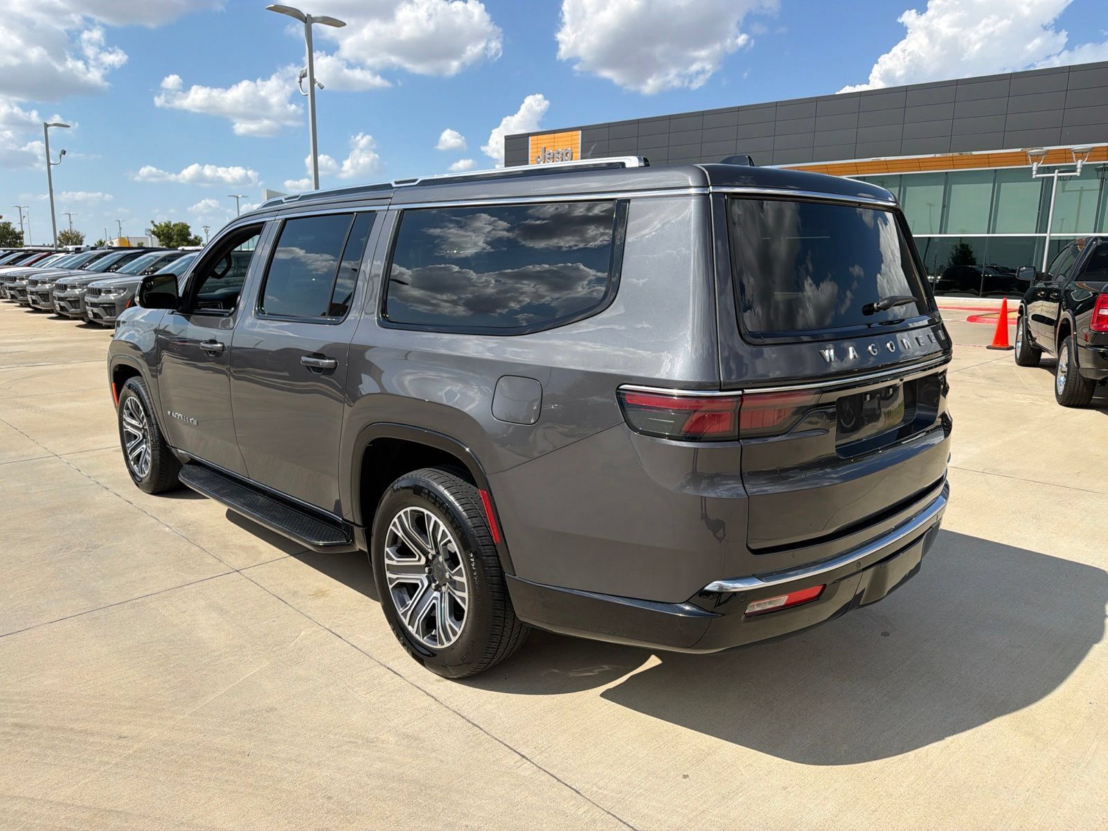 Used 2024 Jeep Wagoneer L Series II w/ Flexible Seating Group RWD image 3