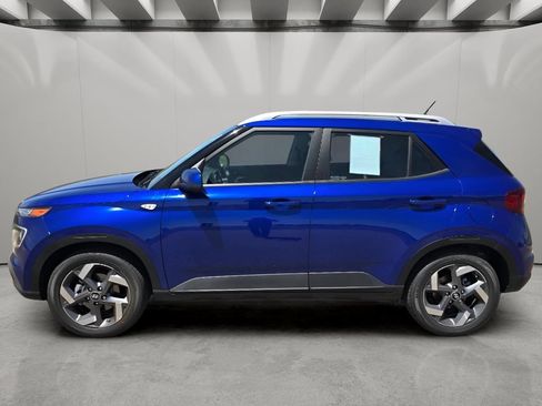 Used 2025 Hyundai Venue Limited FWD image 2