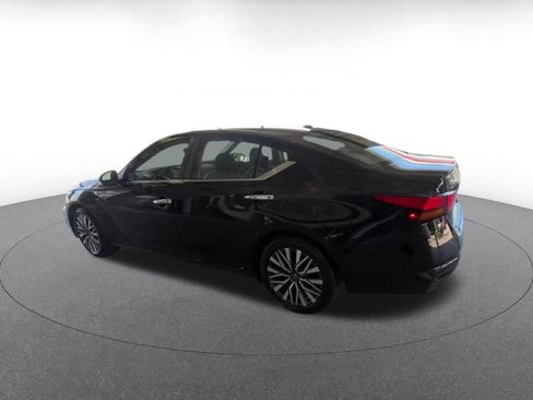 Used 2025 Nissan Altima 2.5 SV FWD image 10
