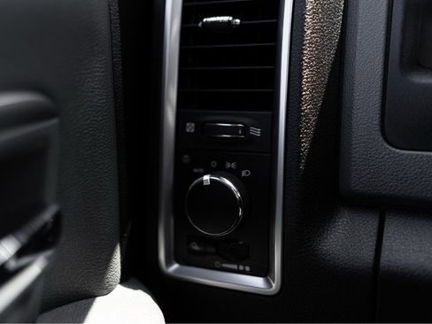 Used 2019 RAM 1500 Classic SLT RWD image 16