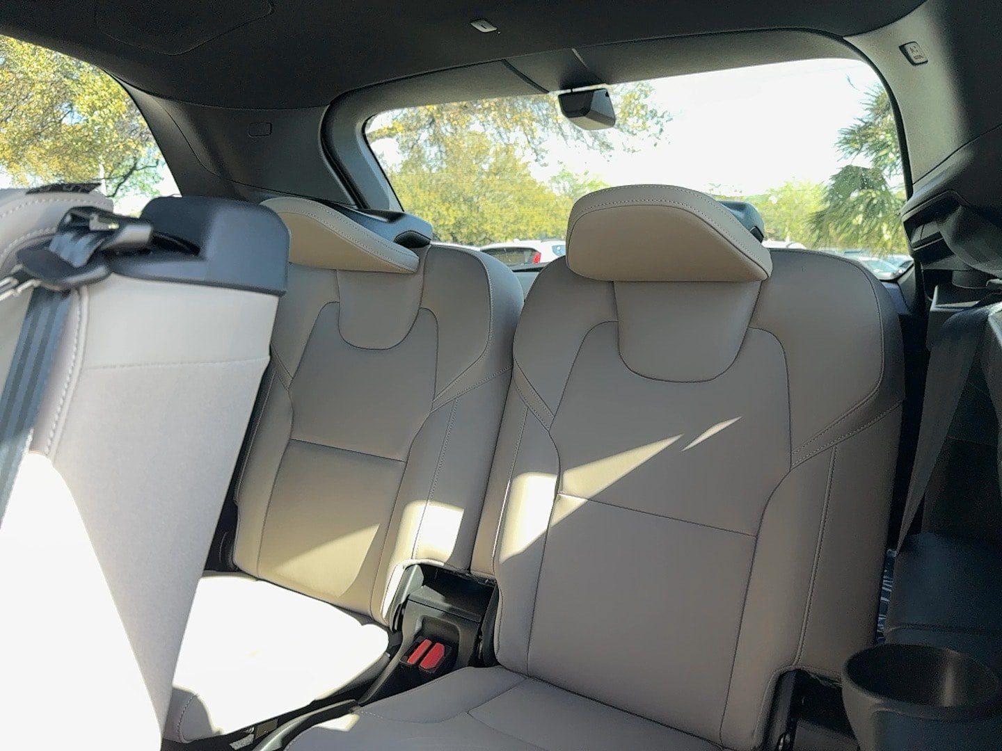 New 2026 Volvo XC90 T8 Plus w/ Protection Package Premier AWD/4WD image 16