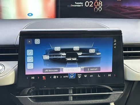 Used 2024 Lincoln Nautilus Reserve image 13