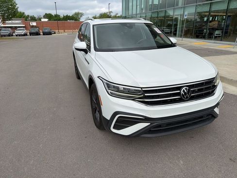 Used 2022 Volkswagen Tiguan SE w/ Panoramic Sunroof Package image 6