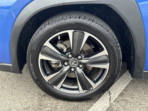 Certified 2022 Lexus UX 200 w/ Accessory Package (Z2) image 9
