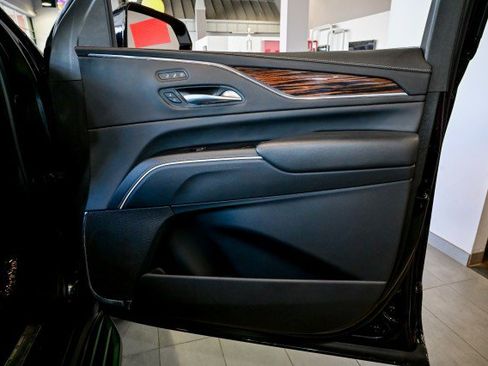 Used 2023 Cadillac Escalade ESV Premium Luxury AWD/4WD image 29