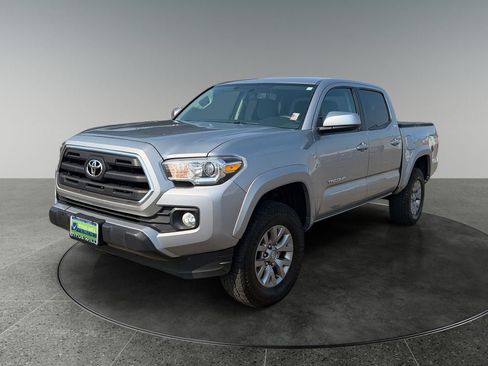 Used 2017 Toyota Tacoma SR5 w/ Tow Package AWD/4WD image 3