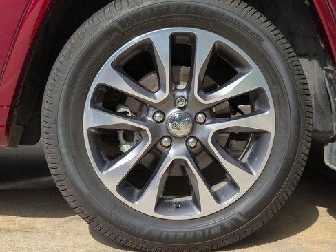 Used 2017 Jeep Grand Cherokee Overland AWD/4WD image 12