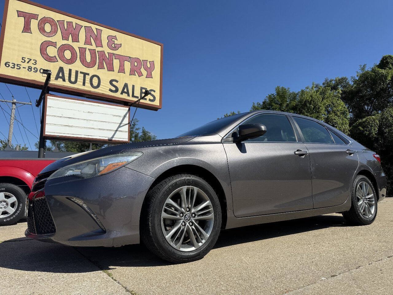 Used 2017 Toyota Camry SE FWD image 1