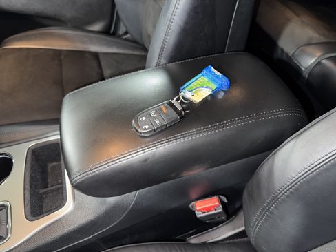 Used 2018 Jeep Grand Cherokee Altitude RWD image 28