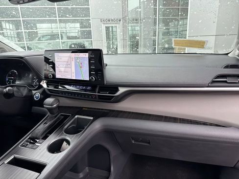 Used 2022 Toyota Sienna Limited image 33