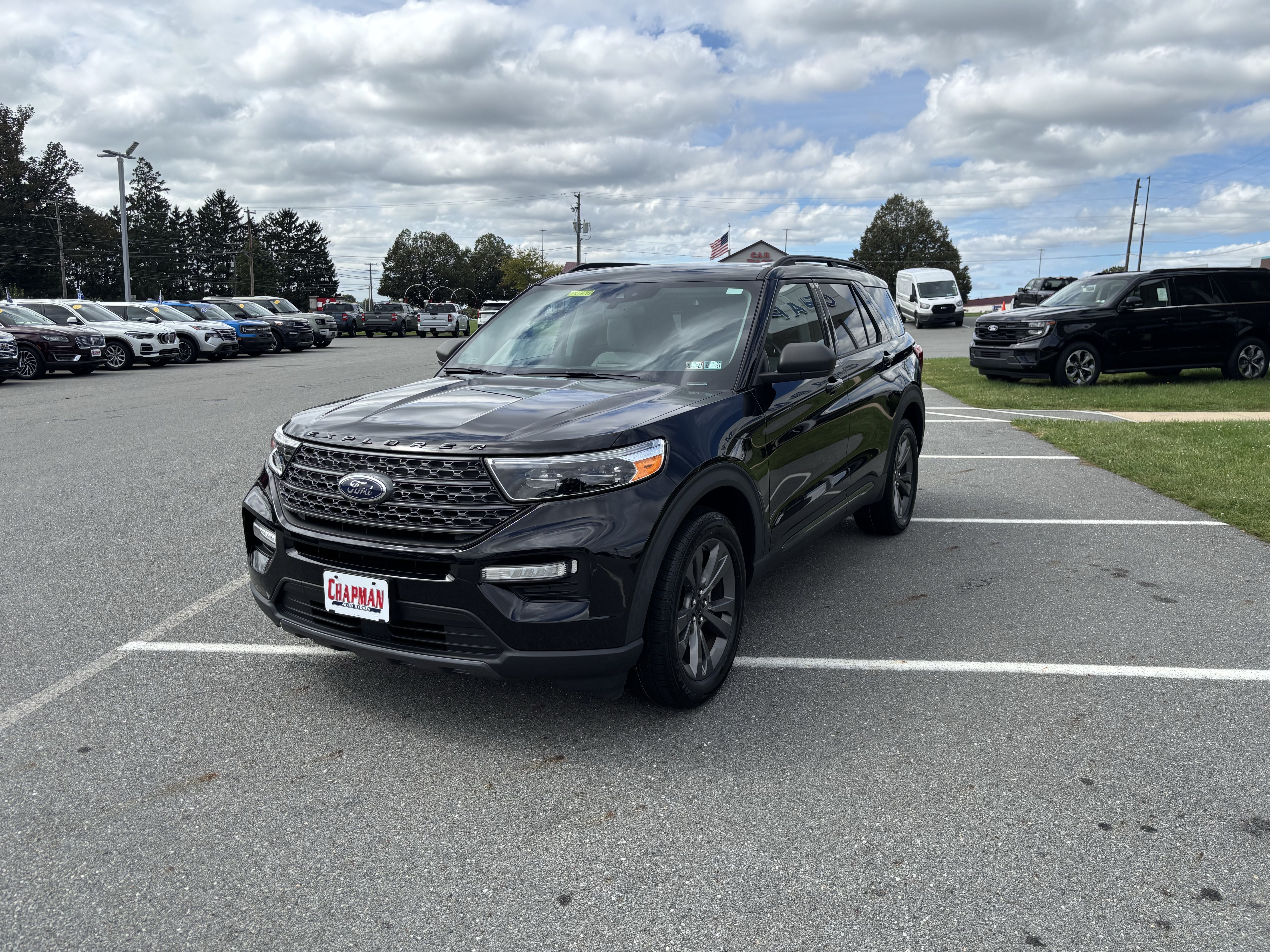 Certified 2021 Ford Explorer XLT w/ Equipment Group 202A AWD/4WD image 3
