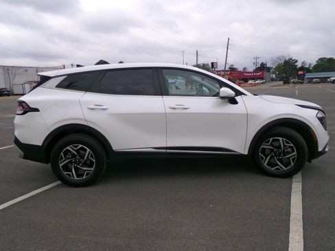 Used 2023 Kia Sportage LX image 4