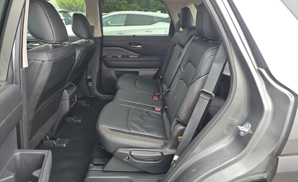 Used 2025 Nissan Pathfinder SL AWD/4WD image 5