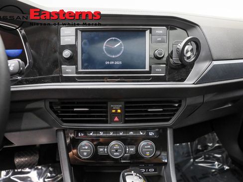 Used 2023 Volkswagen Jetta SE w/ Panoramic Sunroof Package image 18