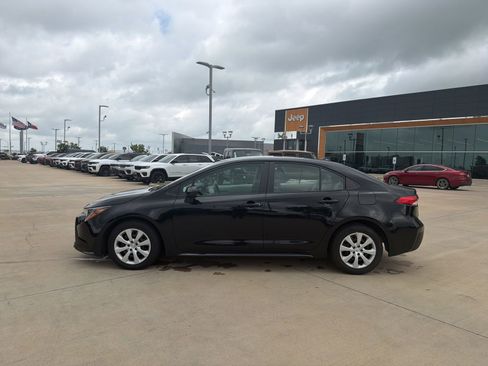 Used 2024 Toyota Corolla LE image 2