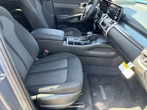 Certified 2023 Kia Sorento LX FWD image 9
