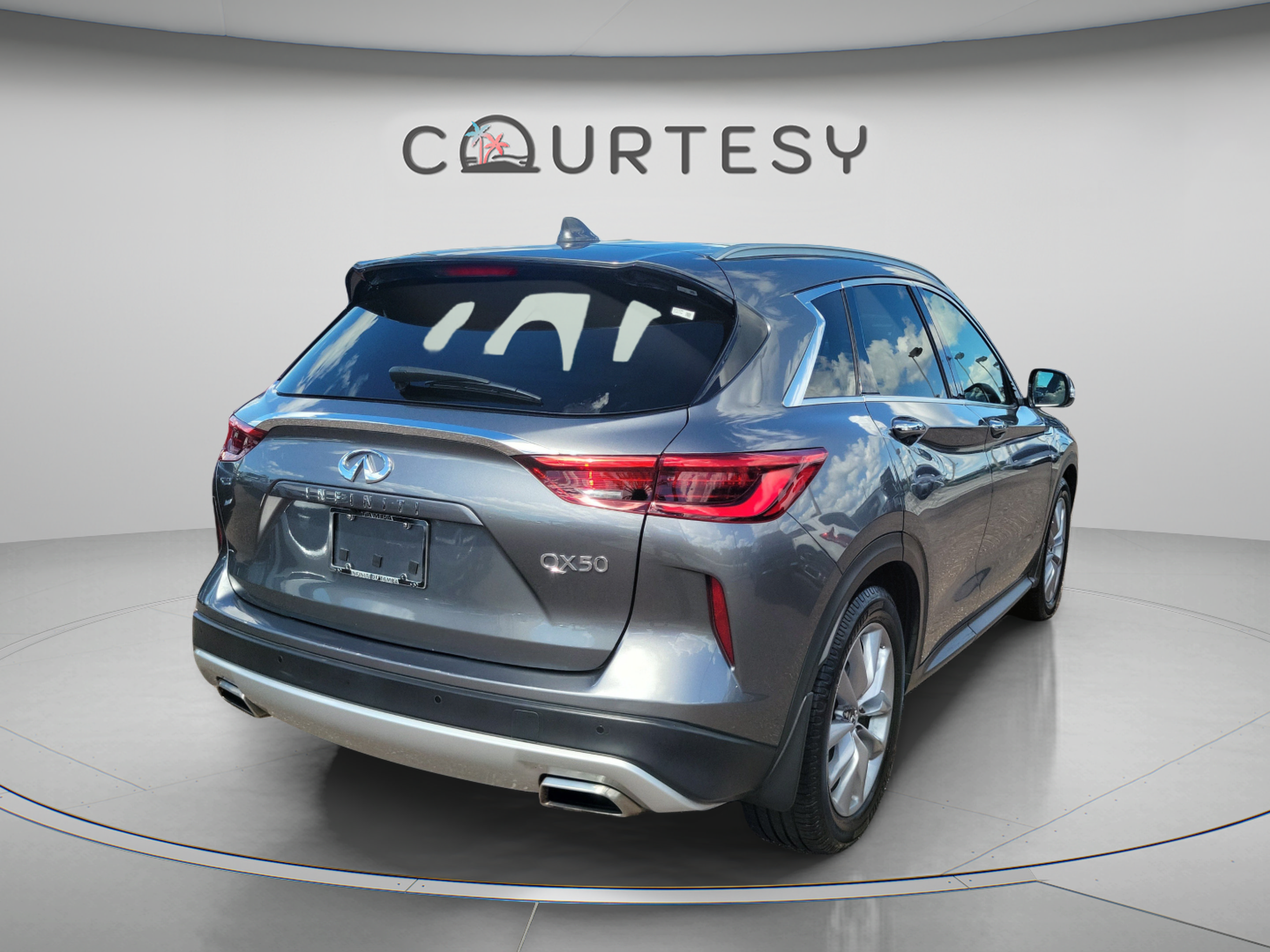 Used 2020 INFINITI QX50 Luxe w/ Navigation Package FWD image 5