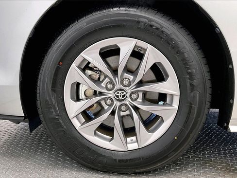 Used 2024 Toyota Sienna XLE image 8