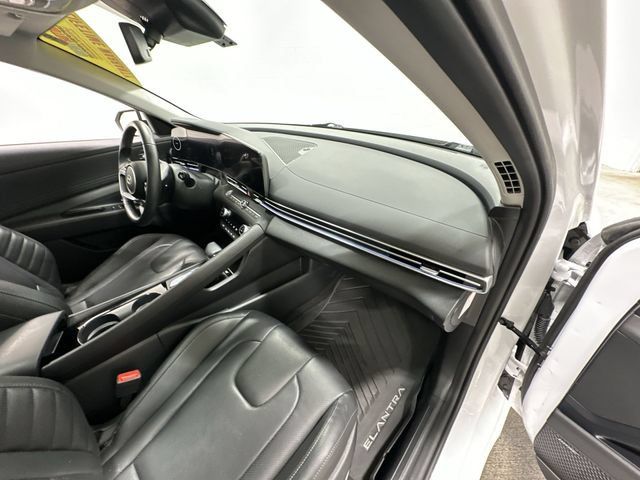 Used 2025 Hyundai Elantra Limited FWD image 17