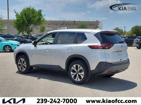 Used 2022 Nissan Rogue SV image 5