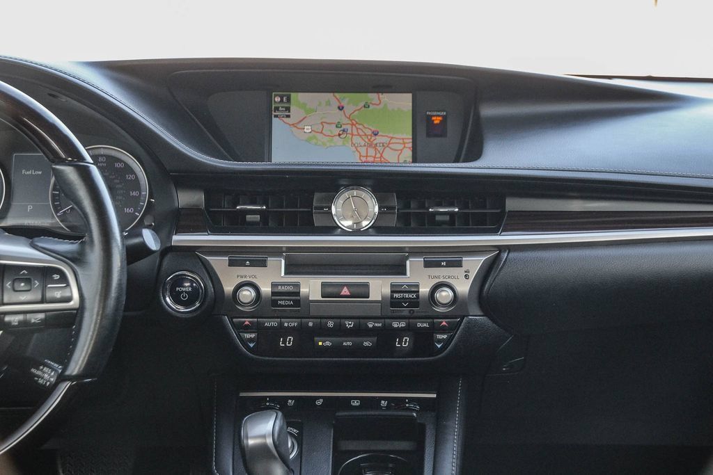 Used 2017 Lexus ES 300h w/ Luxury Package FWD image 13