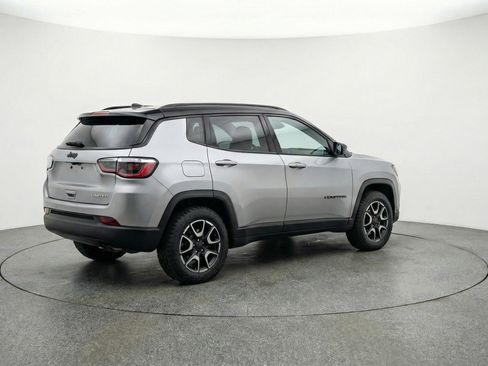 Used 2025 Jeep Compass Trailhawk AWD/4WD image 9