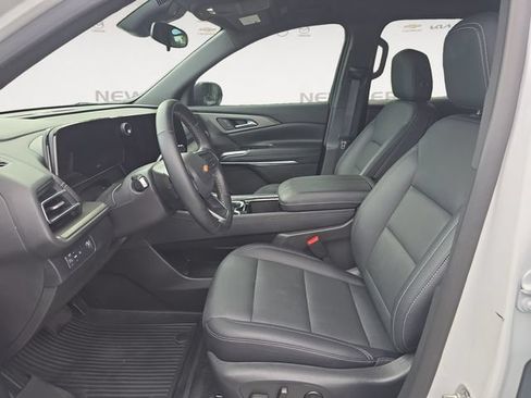Used 2025 Chevrolet Traverse LT FWD image 9