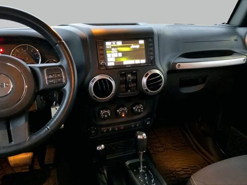 Used 2017 Jeep Wrangler Unlimited Sahara w/ Max Tow Package AWD/4WD image 7