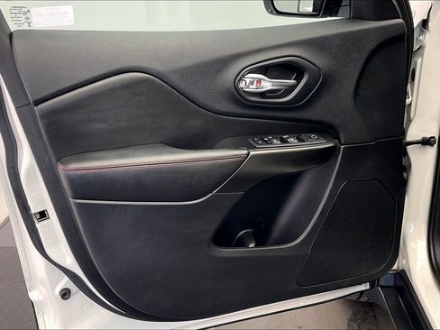 Used 2019 Jeep Cherokee Trailhawk w/ Cold Weather Group AWD/4WD image 25