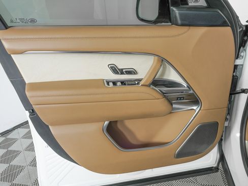 Used 2024 Land Rover Range Rover SV image 16