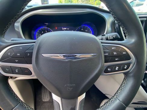 Used 2023 Chrysler Pacifica Touring-L image 18