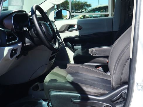 Used 2020 Chrysler Voyager L image 37