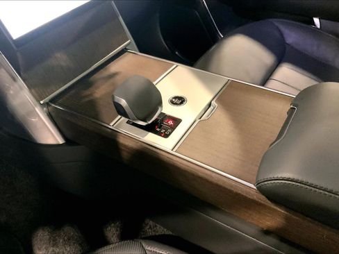 Used 2025 Land Rover Range Rover Long Wheelbase SE image 16