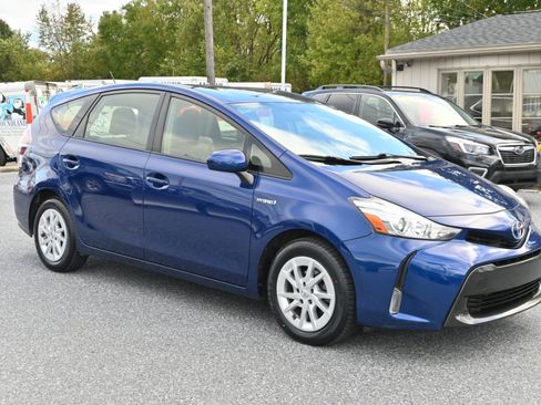 Used 2017 Toyota Prius V Three image 4