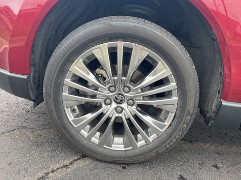 Used 2024 Toyota Venza XLE image 9